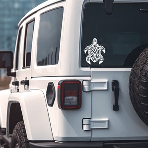 Peut inclure: Jeep blanche avec un autocollant de tortue tribale blanche sur la vitre arri&egrave;re. La Jeep a une roue de secours &agrave; l'arri&egrave;re.