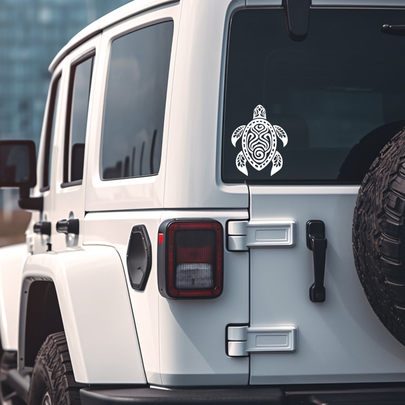 Peut inclure: Jeep blanche avec un autocollant de tortue tribale blanche sur la vitre arri&egrave;re. La Jeep a une roue de secours &agrave; l'arri&egrave;re.