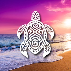 Peut inclure: Silhouette blanche d'une tortue stylis&eacute;e avec des motifs complexes sur une plage avec un coucher de soleil rose et violet en arri&egrave;re-plan.