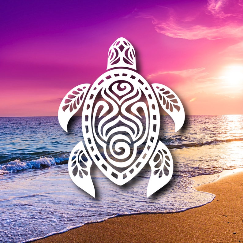 Peut inclure: Silhouette blanche d'une tortue stylis&eacute;e avec des motifs complexes sur une plage avec un coucher de soleil rose et violet en arri&egrave;re-plan.