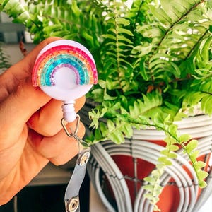 Niedliche bunte Regenbogen Mini Badge Reel Clip Kinder Krankenschwester Studenten Krankenschwester Krankenschwester