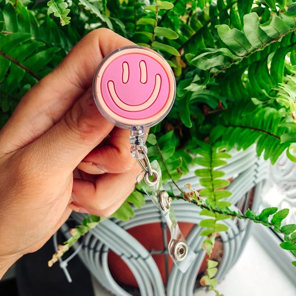 Clip rétractable pour enrouleur de smiley rose • Adorable enrouleur de badge pour les infirmières étudiantes • Cadeaux pour les travailleurs de la santé infirmière mentor