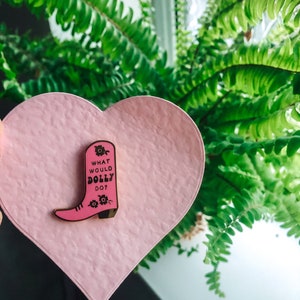 Bonita y pequeña insignia con la frase ¿Qué haría Dolly?, con forma de bota de vaquero, insignias para cordones, insignias para bolsos, insignia con el mensaje Love, insignia con el mensaje rosa de Dolly Parton