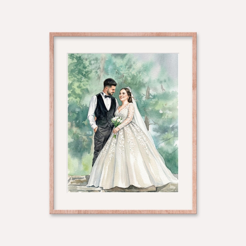 Puede incluir: Pintura a la acuarela de una pareja el d&iacute;a de su boda. La novia lleva un vestido y velo de encaje blanco, sosteniendo un ramo. El novio lleva un chaleco negro y pajarita. El fondo es verde suave, enmarcado en madera clara.