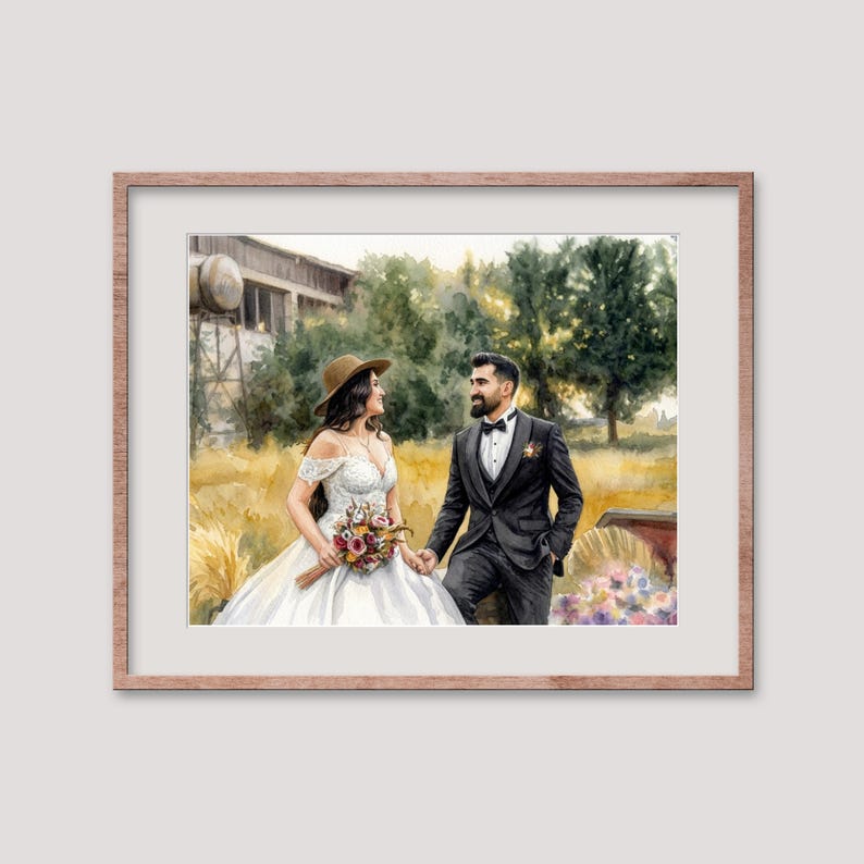 Puede incluir: Pintura a la acuarela de una pareja el d&iacute;a de su boda, enmarcada en un marco de madera marr&oacute;n claro. La novia lleva un vestido blanco y sostiene un ramo. El novio lleva un esmoquin negro. El fondo presenta un edificio r&uacute;stico y un campo.