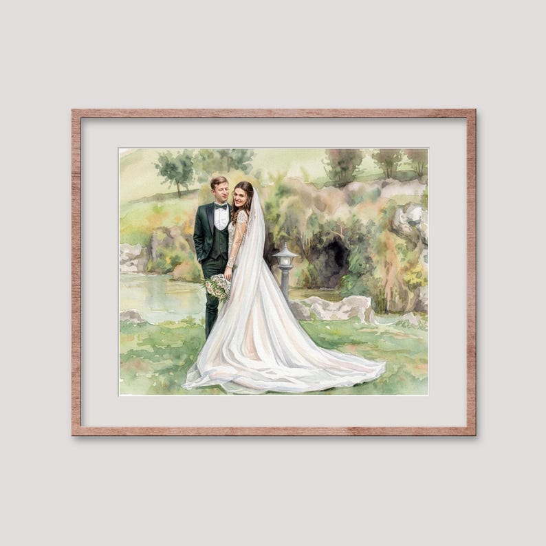 Puede incluir: Pintura de acuarela enmarcada de una pareja de bodas en un jard&iacute;n. La novia lleva un vestido blanco largo y velo, y el novio un esmoquin negro. El fondo presenta vegetaci&oacute;n, un estanque y una linterna de piedra.