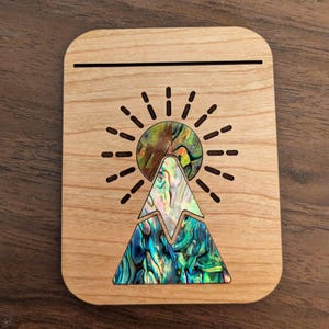 Porta carte dei tarocchi Montagna e Sole con intarsi in conchiglia di abalone / Espositore per carte dei tarocchi in legno di ciliegio / Espositore per carte dei tarocchi inciso
