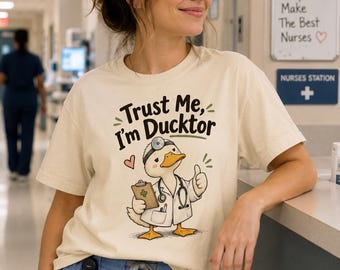 Lita på mig, jag är Ducktor-tröja, rolig läkare-tröja, hälsovårdshumor-tröja