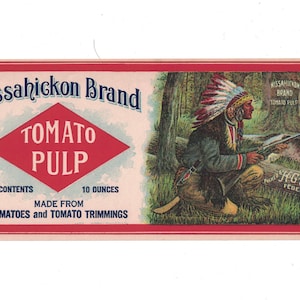 Può includere: Un'etichetta vintage per la polpa di pomodoro del marchio Wissahickon, con un rombo rosso e lettere bianche. L'etichetta include anche un'illustrazione di un uomo nativo americano con un copricapo di piume che caccia con un fucile e un cane in un ambiente boschivo. Il testo sull'etichetta recita "Wissahickon Brand Tomato Pulp, Contents 10 ounces, Made from Tomatoes and Tomato Trimmings, F.G. Longaker Co. Federalsburg, MD."