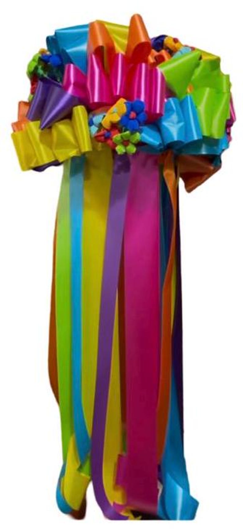 Op de afbeelding: Een kleurrijke regenboog lintstaart met een grote strik aan de bovenkant. De strik is gemaakt van meerdere linten in verschillende kleuren, waaronder roze, blauw, groen, geel en oranje. De linten zijn aan elkaar gebonden met een klein bosje kleurrijke bloemen.