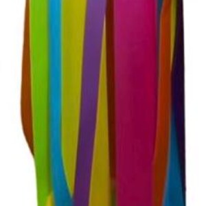 Op de afbeelding: Een set kleurrijke linten in verschillende tinten blauw, groen, geel, paars, roze, oranje en rood. De linten zijn aan de bovenkant aan elkaar gebonden en hangen in een waterval naar beneden.