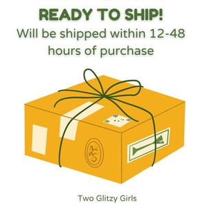 Op de afbeelding: Een gele kartonnen doos met een groen lint eromheen gebonden. De doos heeft een label met de tekst "Two Glitzy Girls" en een e-mailadres. De tekst op de afbeelding zegt "This wreath is ready to ship! Will be shipped within 12-48 hours of purchase."