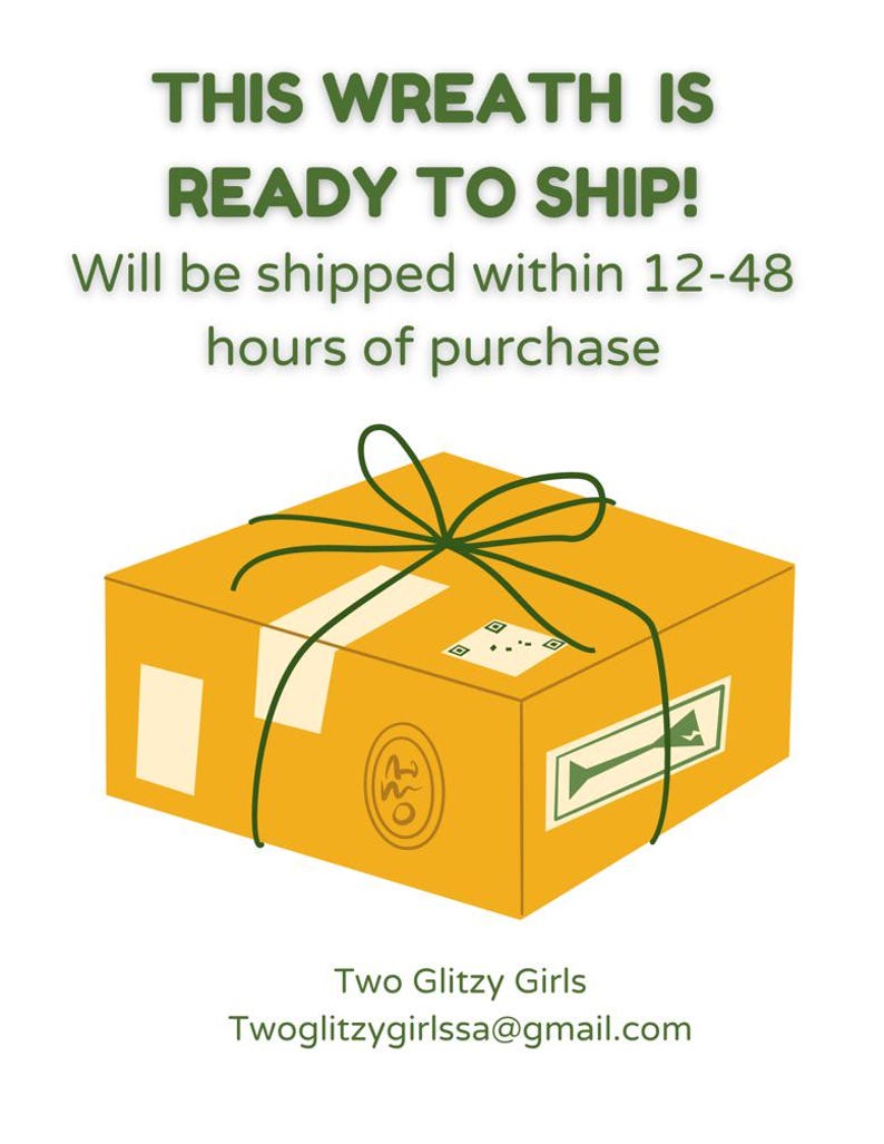 Op de afbeelding: Een gele kartonnen doos met een groen lint eromheen gebonden. De doos heeft een label met de tekst "Two Glitzy Girls" en een e-mailadres. De tekst op de afbeelding zegt "This wreath is ready to ship! Will be shipped within 12-48 hours of purchase."