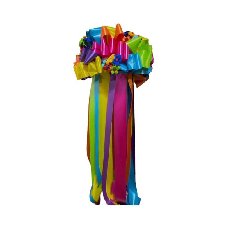 Op de afbeelding: Een kleurrijke regenboog lint strik met meerdere streamers. De strik is gemaakt van satijnen lint en heeft een verscheidenheid aan kleuren, waaronder rood, oranje, geel, groen, blauw, paars en roze.