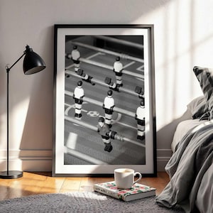 Fotografía de mesa de futbolín: Decoración en blanco y negro para habitación juvenil (Descarga digital)