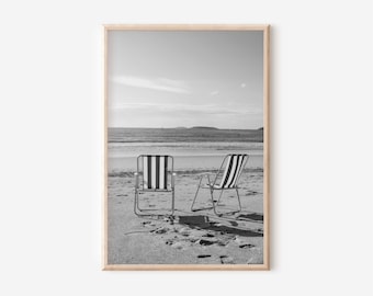 Lámina con estampado de silla de playa retro: Fotografía costera en blanco y negro (Descarga digital)