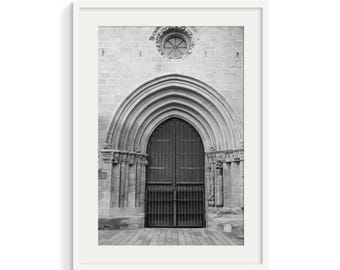 Fotografía en blanco y negro de la puerta de una catedral, arte mural para iglesias, lámina arquitectónica en blanco y negro (descarga digital).