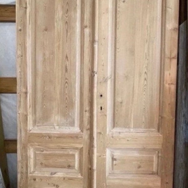 Un par de puertas de madera europea vintage