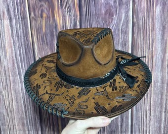 Sombrero de ala plana en forma de lágrima, talla M, color marrón, con diseño de rodeo quemado a mano alzada.