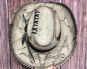 Sombrero de vaquero de gamuza color topo claro, talla L, con diseño de toro quemado a mano y alambre de bobwire.
