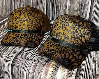 Gorra de camionero color camel: diseño de girasol y guepardo a mano alzada con banda de camionero.