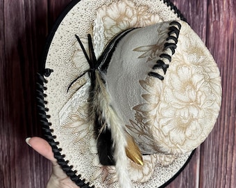 Sombrero de ala plana en forma de lágrima, talla M, color marfil, con borde negro y pedrería / Diseño floral mixto grabado a mano alzada / Sombrero de boda