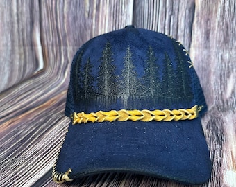 Gorra de camionero de ante azul: diseño de árbol quemado a mano alzada, banda de cuero