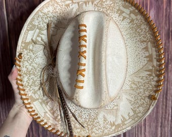 Sombrero de vaquera de ante color marfil, talla M, con diseño de noche estrellada grabada a mano con pedrería, ideal para bodas.