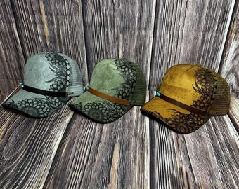 Gorra de camionero de gamuza: diseño de girasol quemado a mano alzada, correas de cuero