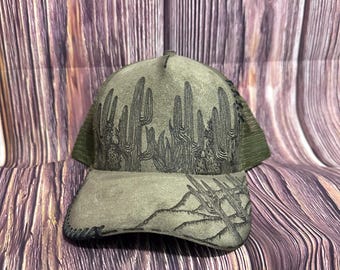 Gorra de camionero de gamuza verde Forrest: diseño de cactus quemado a mano alzada