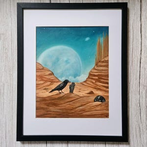 Könnte beinhalten: Ein Gemälde, das eine Wüstenlandschaft mit einem großen Mond, einem Raben und einem kleinen Auto zeigt. Der Himmel ist leuchtend blau mit ein paar Sternen. Die Wüste ist in einem warmen Braunton gehalten mit einigen Felsen und Sanddünen. Der Rabe sitzt auf einem Felsen und blickt auf das Auto. Das Auto ist teilweise im Sand vergraben.