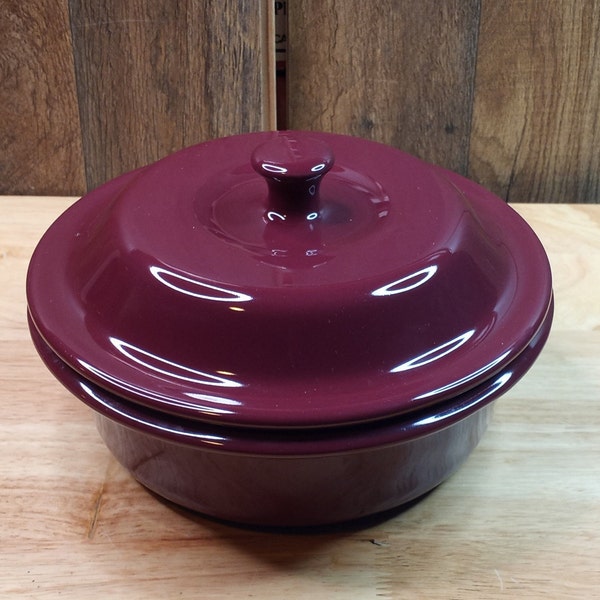 Pampered Chef Stoneware Baker Casserole 6 Cup 1.5L Round Covered Dish with Lid Cranberry Plum #1123