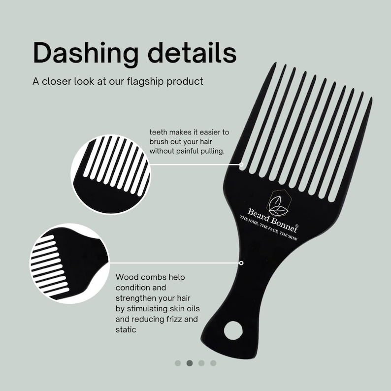 Pode incluir: Pente preto de dentes largos com cabo arredondado. O pente tem as palavras "Beard Bonnet" e "THE HAIR, THE FACE, THE SKIN" impressas. O pente foi projetado para ajudar a desembara&ccedil;ar e pentear o cabelo.