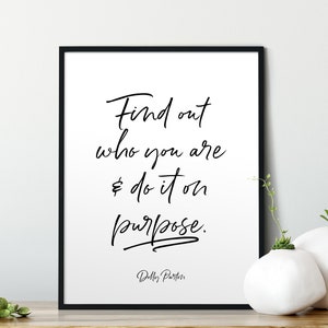 Averigüe quién es y hágalo a propósito. Cita de Dolly Parton, Empoderamiento, Arte mural, Inspirador, Motivacional, Calentamiento de la casa, Arte de oficina