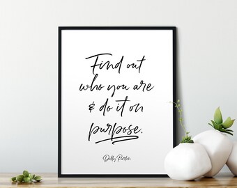 Découvrez qui vous êtes et faites-le exprès. Citation de Dolly Parton, Empowering, Wall Art, Inspirationnel, Motivationnel, Réchauffement de la maison, Office Art