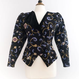 Vintage UNGARO 1980-tals quiltad blommig kavaj • S bild 2