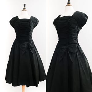 Sukienka koktajlowa w stylu vintage z lat 50. z marszczoną czarną tkaniną • M