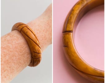 Brazalete vintage de baquelita jaspeada con caramelo tallado, años 40