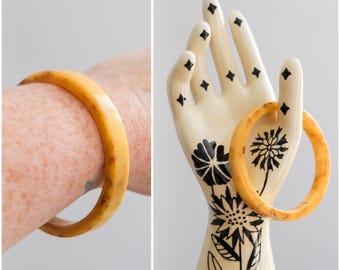 Brazalete vintage de baquelita jaspeada con caramelo