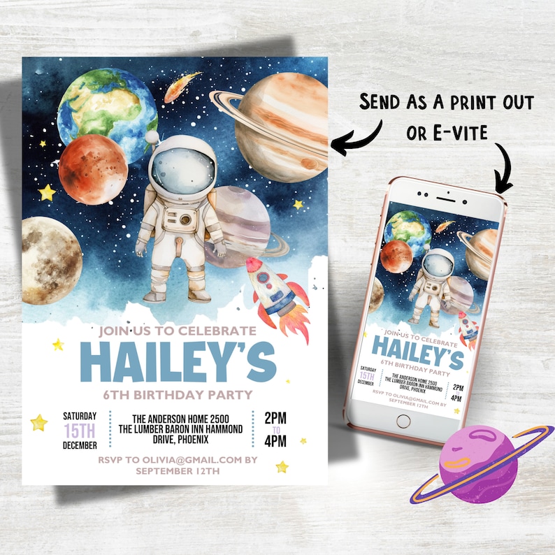 Puede incluir: Una invitaci&oacute;n de cumplea&ntilde;os de astronauta azul y blanca con una ilustraci&oacute;n de acuarela de un astronauta en el espacio. La invitaci&oacute;n incluye el texto "&Uacute;nete a nosotros para celebrar el 6&ordm; cumplea&ntilde;os de Hailey" y detalles sobre la fiesta, incluida la fecha, la hora y el lugar.