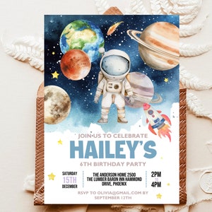 Puede incluir: Un astronauta azul y blanco con un cohete, planetas y estrellas sobre un fondo blanco. El texto "JOIN US TO CELEBRATE HAILEY'S 6TH BIRTHDAY PARTY" est&aacute; en la parte superior de la invitaci&oacute;n. El texto "SATURDAY 15TH DECEMBER" est&aacute; en la esquina inferior izquierda. El texto "THE ANDERSON HOME 2500 THE LUMBER BARON INN HAMMOND DRIVE, PHOENIX" est&aacute; en el medio de la invitaci&oacute;n. El texto "RSVP TO OLIVIA@GMAIL.COM BY SEPTEMBER 12TH" est&aacute; en la esquina inferior izquierda. El texto "2PM TO 4PM" est&aacute; en la esquina inferior derecha.
