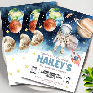 Puede incluir: Una invitaci&oacute;n a una fiesta de cumplea&ntilde;os de tem&aacute;tica espacial en azul y rosa con una ilustraci&oacute;n de acuarela de un astronauta, planetas y estrellas. El texto dice "&Uacute;nete a nosotros para celebrar el 6&ordm; cumplea&ntilde;os de Hailey".