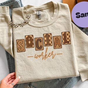 Kokette gemusterte Sozialarbeiter Sweatshirt, Brauntöne Sozialarbeit Pullover, Mental Gesundheit Arbeiter, Ratgeber, Sozialarbeit Graduiertengeschenk