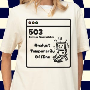 Puede incluir: Camiseta color crema con un gráfico en blanco y negro que representa un mensaje de error de computadora. El mensaje dice "503 Service Unavailable, Analyst Temporarily Offline" con una ilustración de robot de dibujos animados.