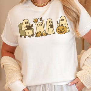 Niedliches gemütliches Geister Unisex Shirt | Herbst Halloween Geister mit Büchern, Blättern, Kaffee & Kürbissen | Lese Geist-T-Shirt