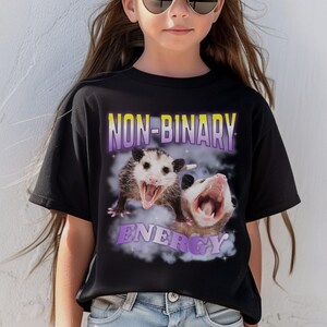 Chemise jeunesse non binaire, fierté opossum rigolote, t-shirt enfant bootleg rigolote, They Them, Unhinged Weirdcore, mois de la fierté, fierté LGBTQ, t-shirt genderqueer