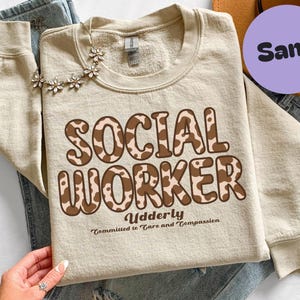 Lustiges Sozialarbeiter Kuh Muster Sweatshirt, Punny Mental Gesundheit Rundhalsausschnitt, Counselor Pullover, Sozialarbeit Graduierten Geschenk, Therapeut Pullover