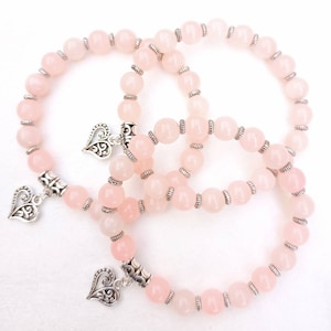 Pulsera de cuentas hecha a mano con corazones de melocotón en suave jade melocotón y cristal de ópalo con dije de corazón de plata tibetana. Boda, compromiso, muestra de amor.