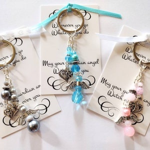 Handgemaakte beschermengelsleutelhanger/bagcharm met kaart met aandenkenvers. Keuze uit 3 kleuren. Perfect klein cadeau voor een geliefde.