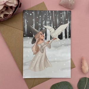 Carte postale sorcière avec hibou dans la neige - illustration hivernale DIN A6 - animal magique et ambiance sorcière rêveuse - idée cadeau